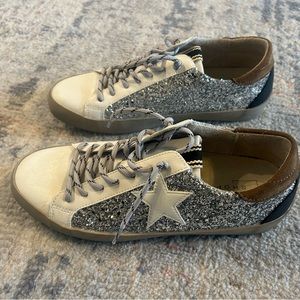 Shu shop women’s size 8.5 silver sparkle sneaker